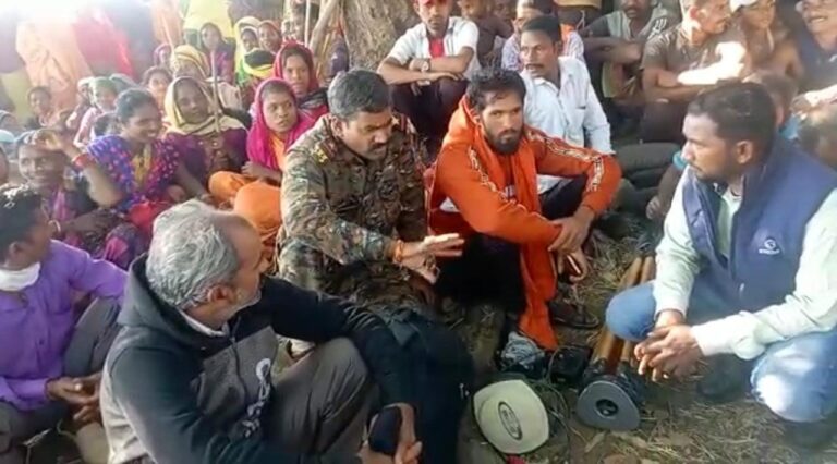 डैम का सर्वे करने आई टीम को बंधक बनाया:लोगों ने नर्मदा पर बांध बनाने का किया विरोध; 2 जिलों के 31 गांव डूबेंगे