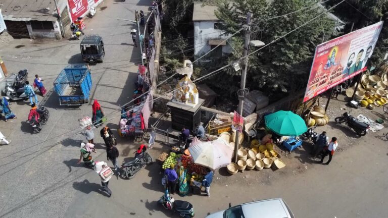मुख्य मार्ग पर फैलते अतिक्रमण से जिला चिकित्सालय जाने वाला मार्ग पुनः हो रहा बाधित,आम नागरिकों की बढ़ रही परेशानी