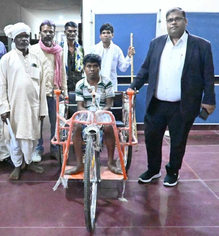 कलीराम को मिली नयी ट्रायसाइकिल : किसी दूसरे का सहारा अब नहीं लेना पड़ेगा : मुख्यमंत्री को दिया धन्यवाद – रायपुर