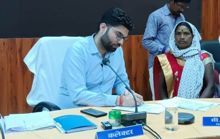 प्रभारी कलेक्टर ने की जनसुनवाई, अधिकारियों को दिए त्वरित निराकरण के निर्देश मण्‍डला