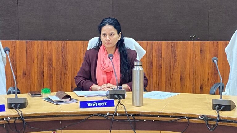 कलेक्टर ने सड़क निर्माण तथा मरम्मत कार्यों की समीक्षा