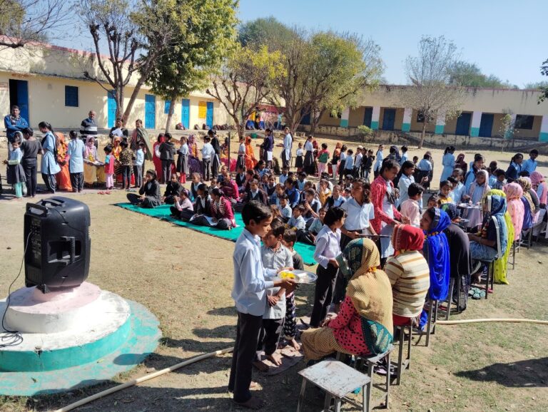 मातृ-पितृ पूजन दिवस कार्यक्रम का हुआ आयोजन, पूजन कर भाव विभोर हुये बच्चें – मण्‍डला