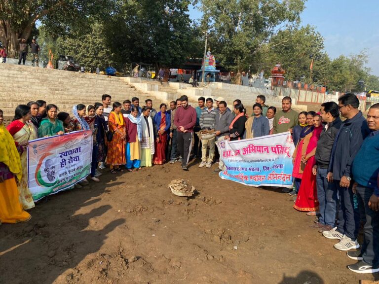 संगम घाट को स्वच्छ करने जनप्रतिनिधियों और अधिकारियों ने किया श्रमदान – मण्‍डला