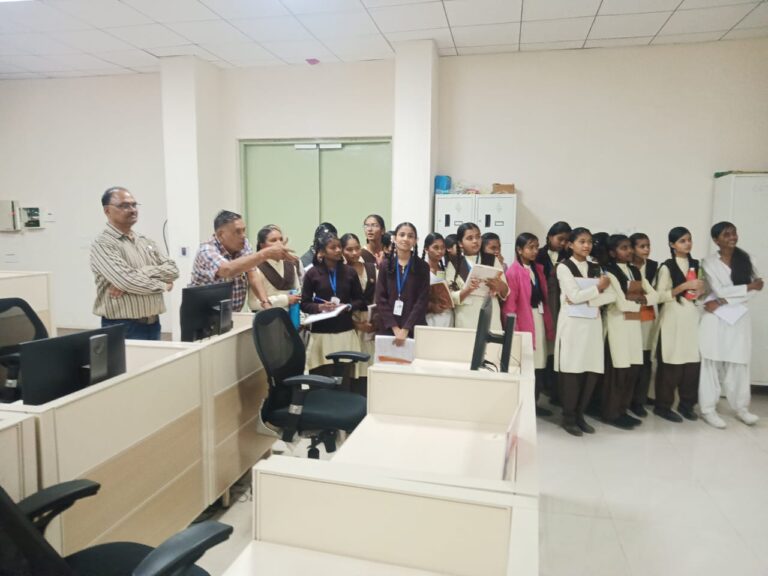 विद्यार्थियों ने किया पुलिस कंट्रोल रूम का भ्रमण – मण्‍डला