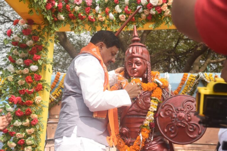 मुख्यमंत्री डॉ. यादव ने किया आरडी कॉलेज परिसर में वीरांगना रानी दुर्गावती की प्रतिमा का अनावरण – मण्‍डला