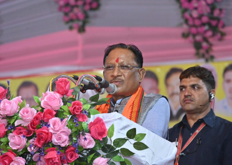 मुख्यमंत्री ने हरदिहा साहू समाज के आदर्श विवाह में नव दंपतियों को दिया आशीर्वाद