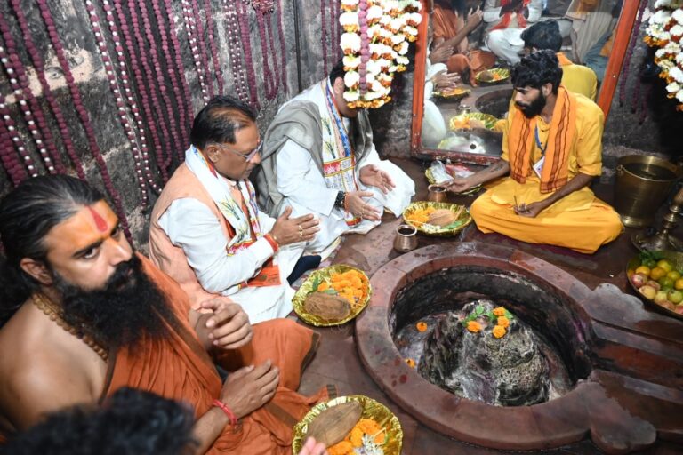 मुख्यमंत्री विष्णुदेव साय ने भगवान कुलेश्वर महादेव की पूजा-अर्चना कर प्रदेश की सुख समृद्धि और खुशहाली की कामना की
