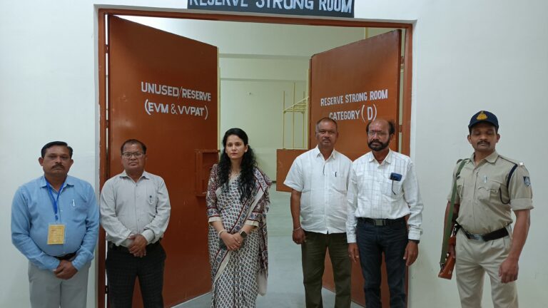 कलेक्टर ने किया ईवीएम वेयरहाउस का निरीक्षण