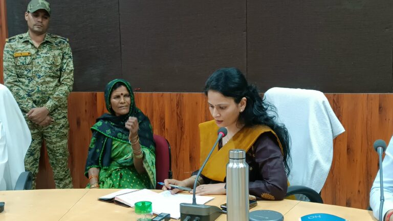 कलेक्टर ने जनसुनवाई में सुनी 110 आवेदकों की समस्या