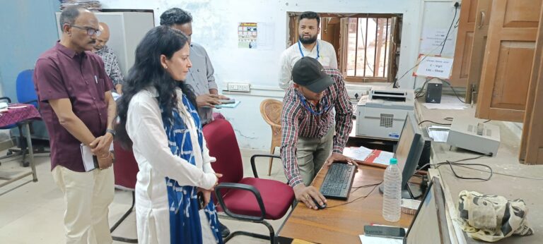 कलेक्टर ने किया जिला कंपलेंट सेल एवं सी-विजिल कंट्रोल रूम का निरीक्षण