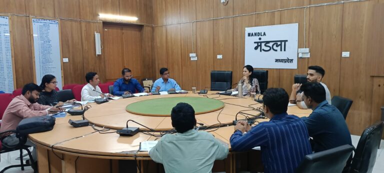 कलेक्टर ने की नगरपालिका मंडला के निर्माण कार्यों की समीक्षा