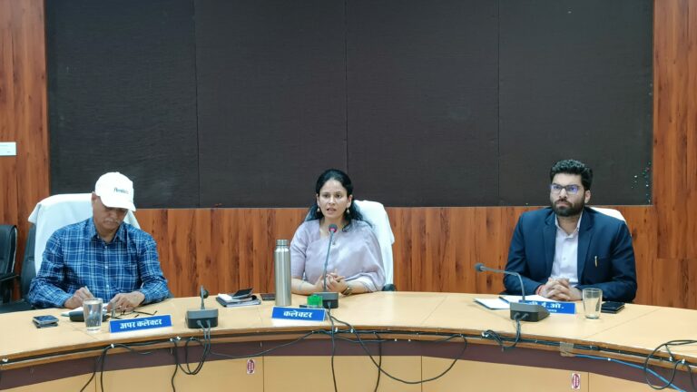 अधिकारी कर्मचारी निष्पक्षता एवं पारदर्शिता के साथ अपने दायित्वों का निर्वहन करें – डॉ. सिडाना (मण्‍डला समाचार)