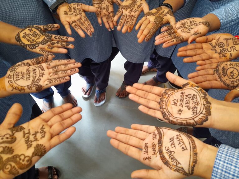 गर्ल्स कॉलेज की छात्राओं ने रचाई लोकतंत्र की मेंहदी