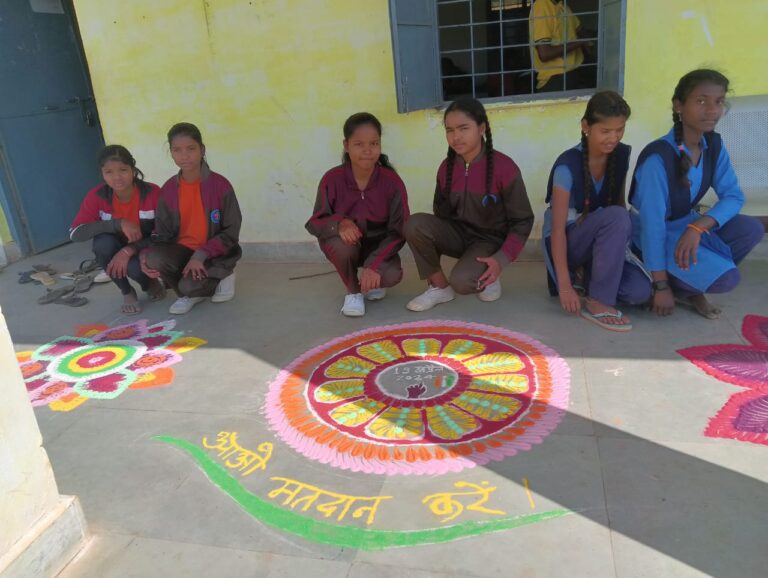 छात्राओं ने रंगोली के जरिए मतदान का किया आव्हान