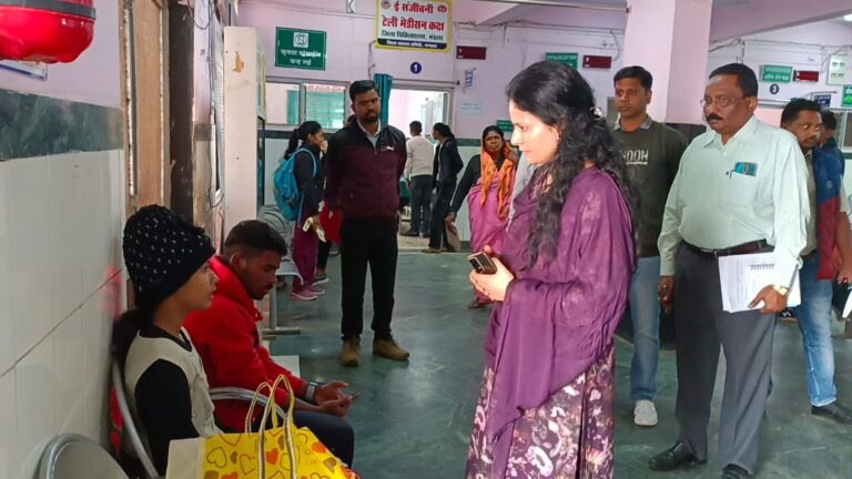 कलेक्टर ने किया मेडीकल कॉलेज निर्माण स्थल का निरीक्षण (मण्‍डला समाचार)