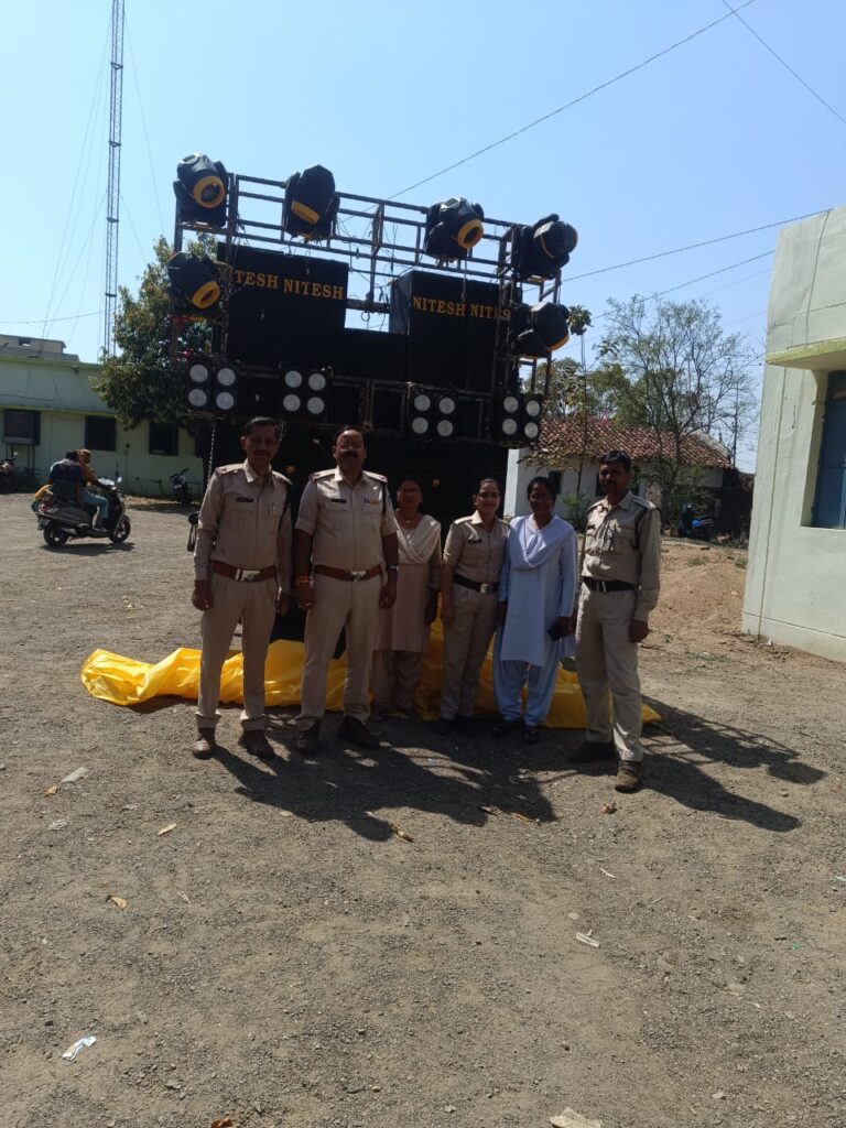 तेज आवाज में बज रहा डीजे वाहन सहित जब्त