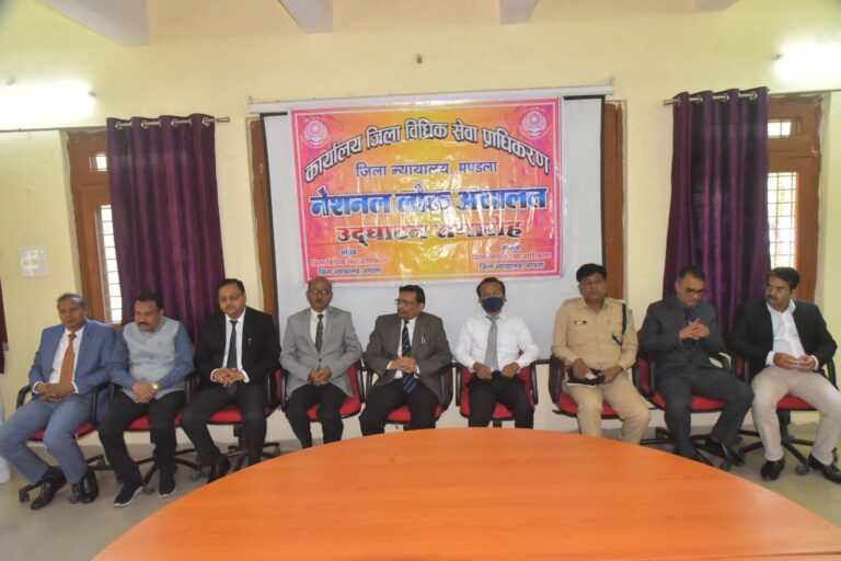 210 प्रकरण निराकृत किये गये तथा 21816171 रूपये राशि का धनादेश पारित (मण्‍डला समाचार)