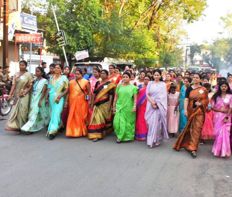 रैम्प पर बिखरी पारंपरिक साड़ियों की छटा (मण्‍डला समाचार)