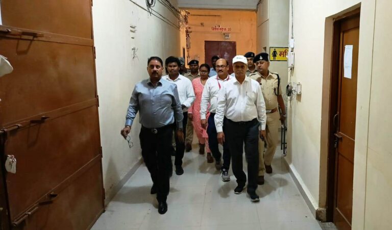 पुलिस प्रेक्षक ने किया स्ट्राँग रूम तथा एमसीएमसी कक्ष का निरीक्षण