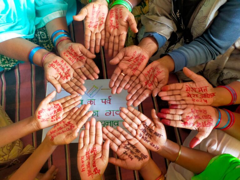 मतदाता जागरूकता के लिए मेंहदी प्रतियोगिता आयोजित