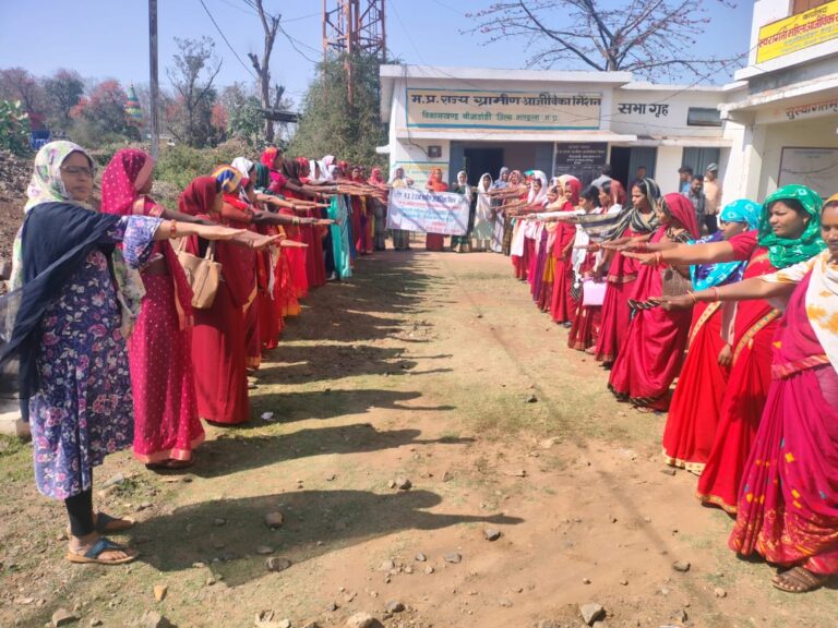 मतदाताओं को जागरूक करने बनाई मानव श्रंृखला