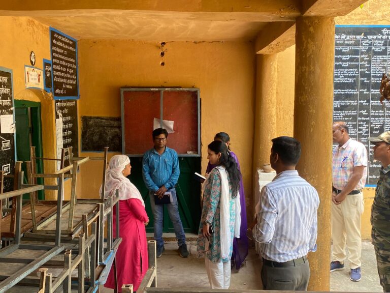 कलेक्टर ने किया मतदान केन्द्रों का निरीक्षण