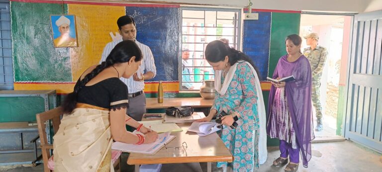 कलेक्टर ने किया बम्हनी, सिलगी एवं पेटेगांव स्कूल का निरीक्षण