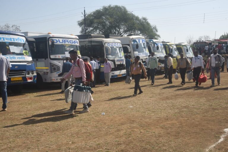 निर्वाचन सामग्री लेकर मतदान दल रवाना (मण्‍डला समाचार)