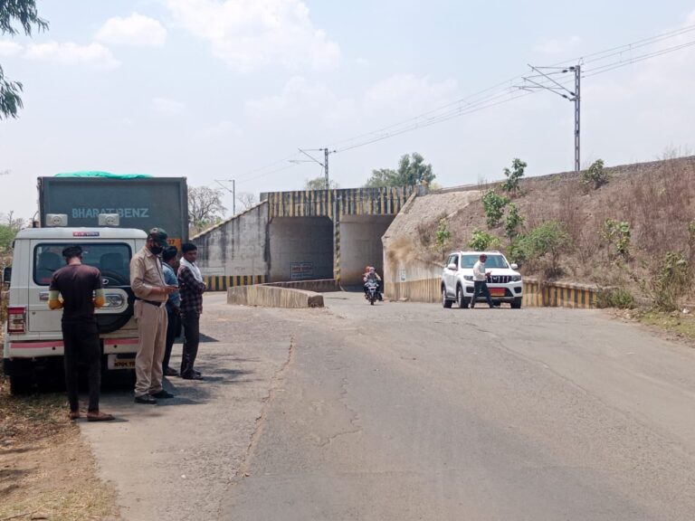 ओव्हरलोड एवं अवैध संचालित वाहनों के विरूद्व चैकिंग की कार्यवाही (मण्‍डला समाचार)