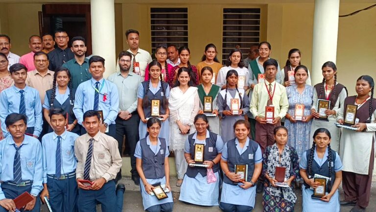 कलेक्टर ने किया प्रावीण्यता हासिल करने वाले विद्यार्थियों का सम्मान (मण्‍डला सामाचार)