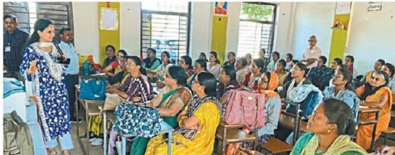 एक टीम के रूप में संपन्न कराएं निर्वाचन कार्य – डॉ. सिडाना (मण्‍डला समाचार)