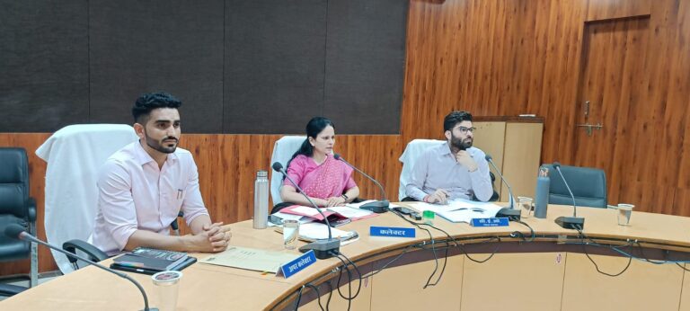 कलेक्टर ने की छात्रवृत्ति तथा परीक्षा परिणामों की समीक्षा (मण्‍डला समाचार)