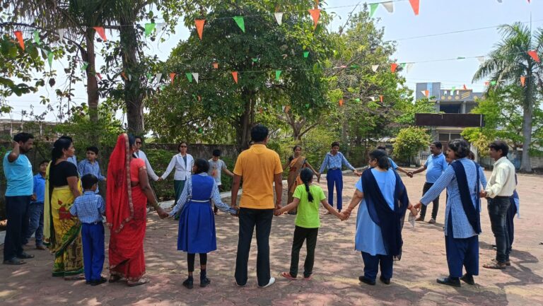 दिव्यांगों ने मतदाताओं को जागरूक करने बनाई मानव श्रृंखला