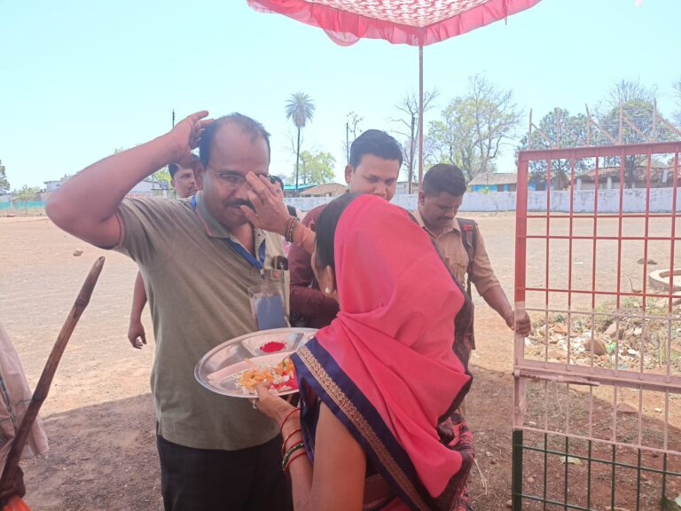 केन्द्रों में मतदान दलों का आत्मीय स्वागत (मण्‍डला समाचार)