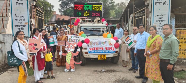 मतदाताओं को जागरूक करने वाहन रवाना