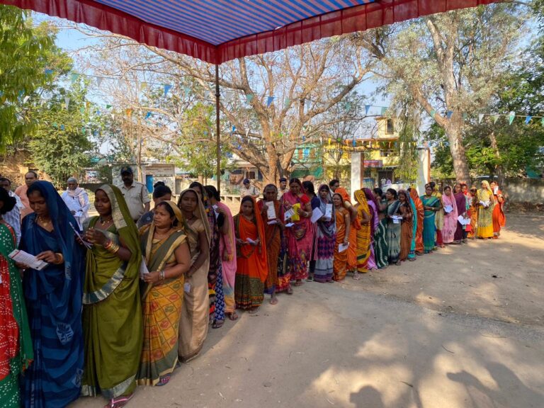 लोकतंत्र को मजबूत करने हर वर्ग ने किया अपने मताधिकार का प्रयोग