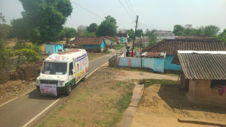 मतदान तारीख और वैकल्पिक दस्तावेजों की जानकारी दे रहा जागरूकता रथ (मण्‍डला समाचार)