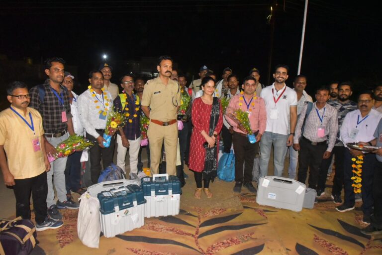 मतदान संपन्न कराकर वापस लौटे दलों का फूल-मालाओं से स्वागत