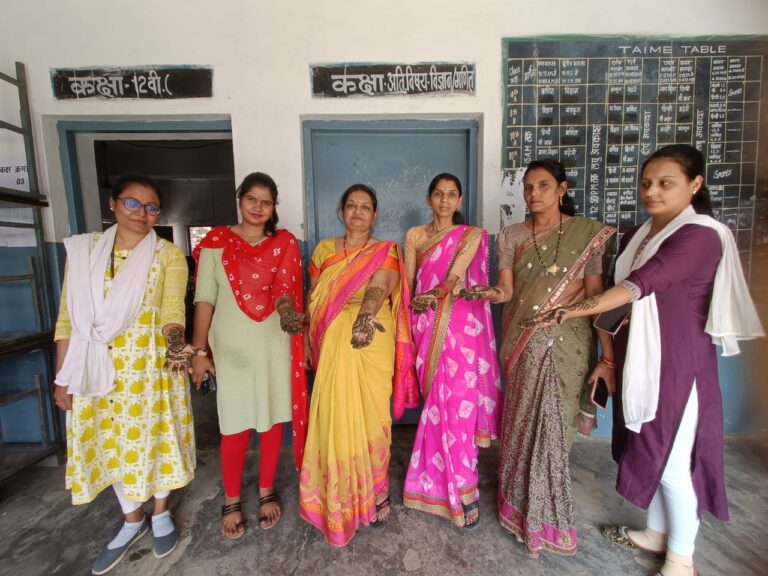 हाँथों में मेंहदी रचाकर दिया मतदान करने का संदेश