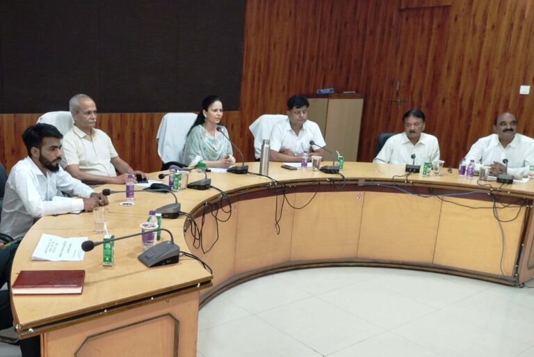 कलेक्टर ने लिया मतगणना स्थल की तैयारियों का जायजा (मण्‍डला समाचार)