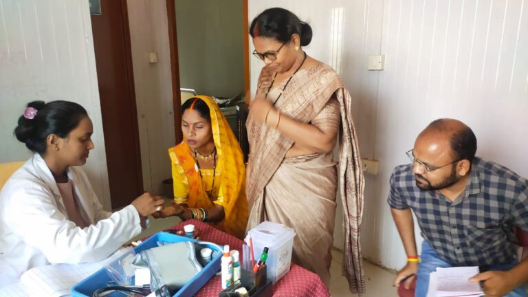 आज अभियान के रूप में किया गया स्वास्थ्य तथा आंगनवाड़ी केन्द्रों का भ्रमण (मण्‍डला समाचार)