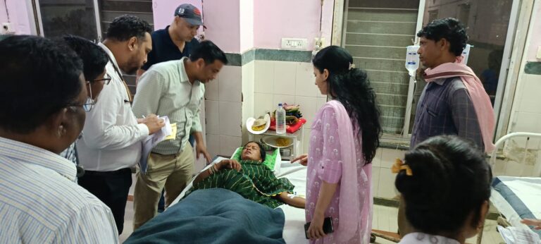 कलेक्टर ने लिया घायलों के उपचार की व्यवस्थाओं का जायजा (मण्‍डला समाचार)