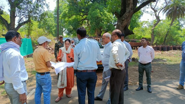कलेक्टर ने किया नवीन कलेक्ट्रेट कार्यालय निर्माण के लिए प्रस्तावित स्थलों का निरीक्षण (मण्‍डला समाचार)