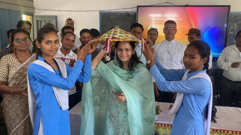 कलेक्टर ने की दिव्यांग द्रोपती के सामर्थ्य की सराहना (मण्‍डला समाचार)