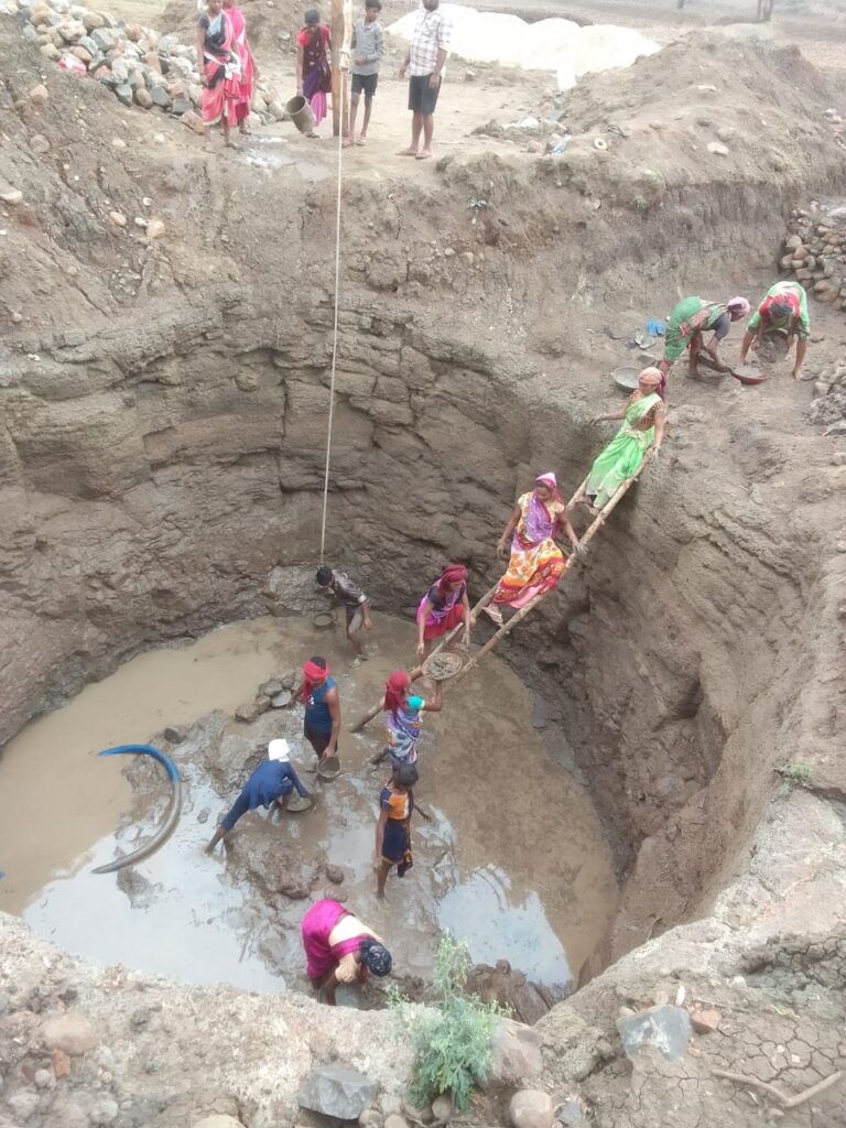 उमरिया में बन रहा सार्वजनिक कूप (मण्‍डला समाचार)
