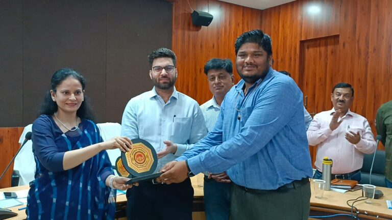 कलेक्टर ने किया प्रोजेक्ट ज्ञानार्जन के शिक्षकों का सम्मान (मण्‍डला समाचार)