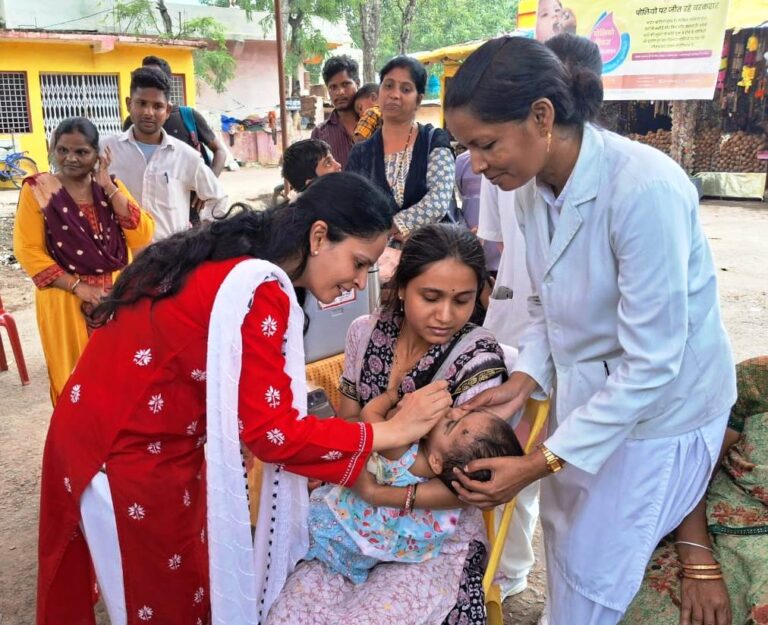 कलेक्टर ने पिलाई बच्चों को दो बूंद जिंदगी की