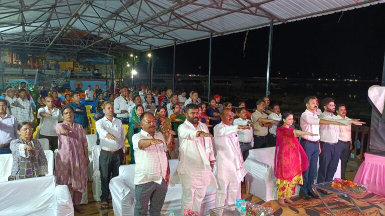 नर्मदा तट पर आयोजित किए गए सांस्कृतिक कार्यक्रम