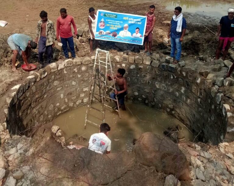 पेयजल कूप को मिल रहा एक नया स्वरूप (मण्‍डला समाचार)