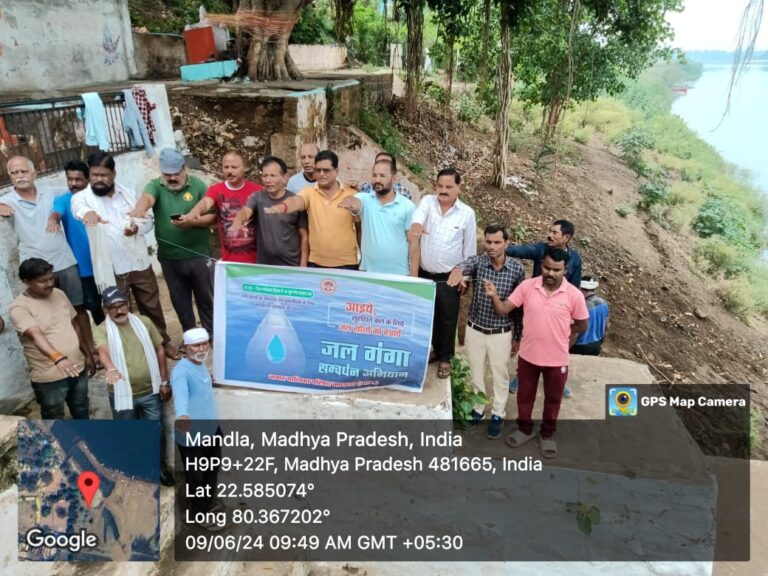 नाना घाट में किया गया श्रमदान (मण्‍डला समाचार)